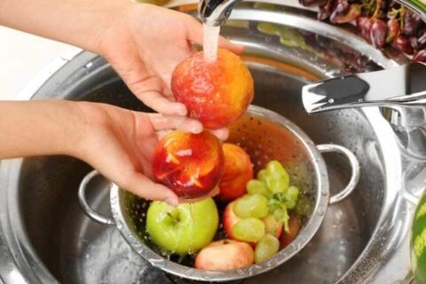 wash the fruit to prevent the appearance of parasites in the body
